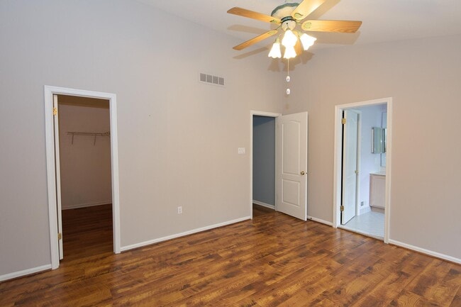 Building Photo - 3604 N Carriage Ct