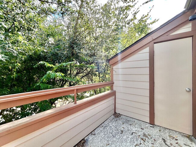 Building Photo - 7111 E Hwy 290