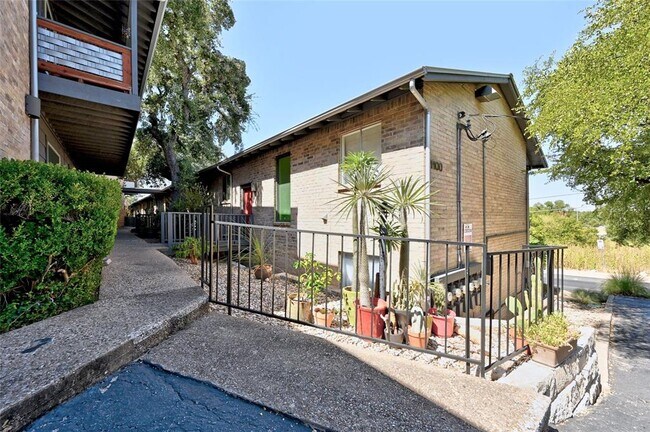 Building Photo - 1100 Azie Morton Rd