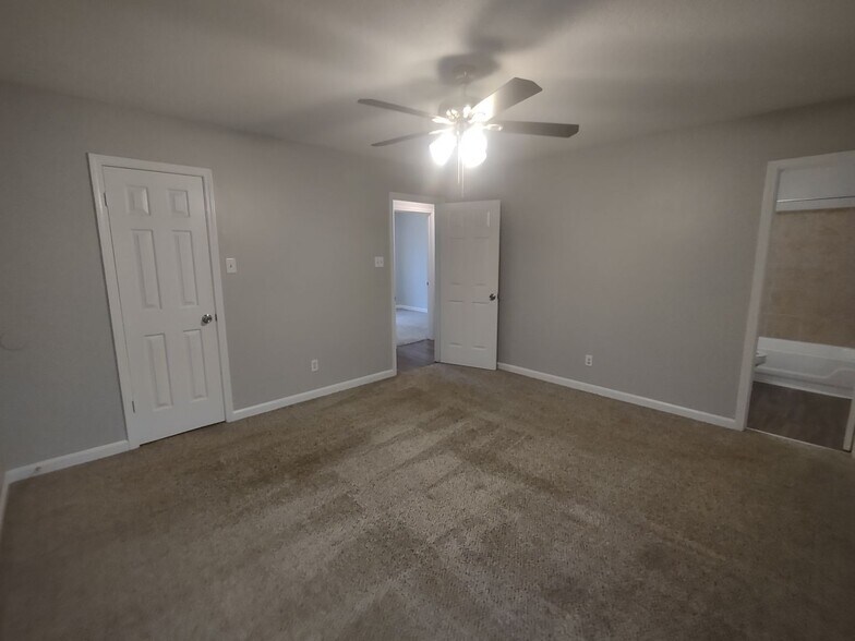 Building Photo - 3914 Winwood Dr