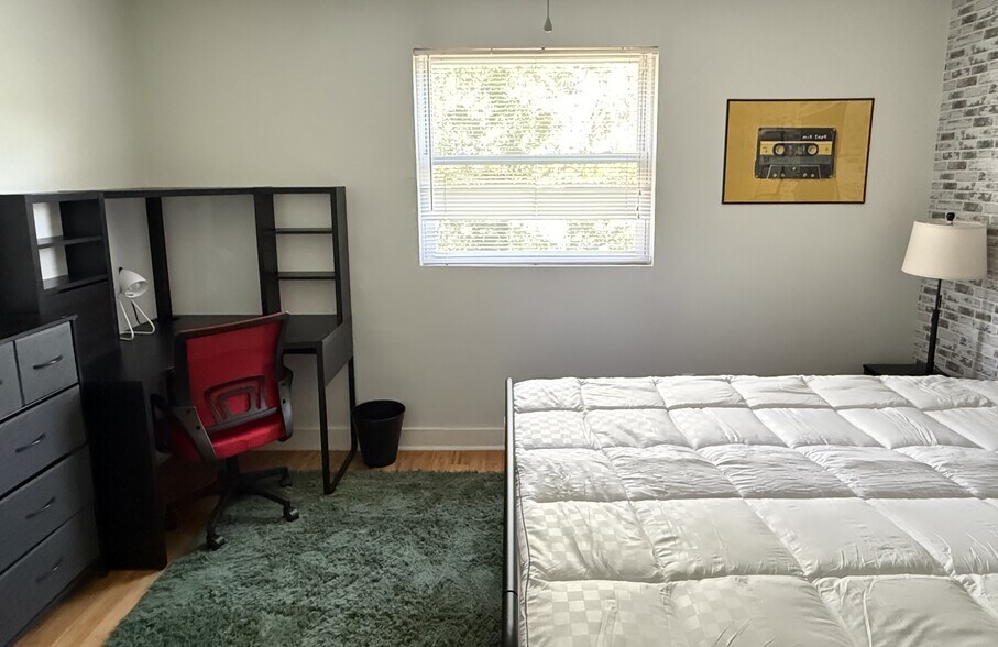 room 3 - 16 Reid St