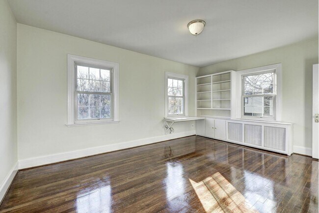 Building Photo - 4910 Hillbrook Ln NW