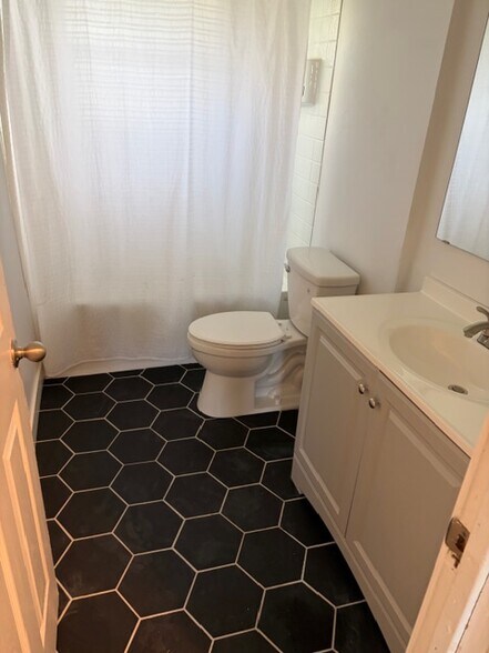 Building Photo - 8608 SE Bybee Blvd