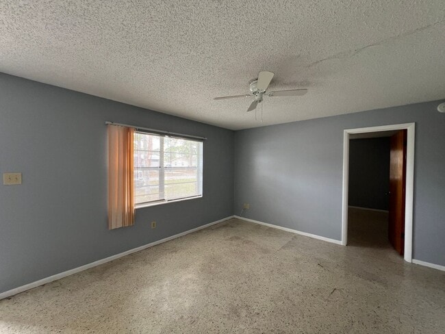 Building Photo - 2/1 Duplex