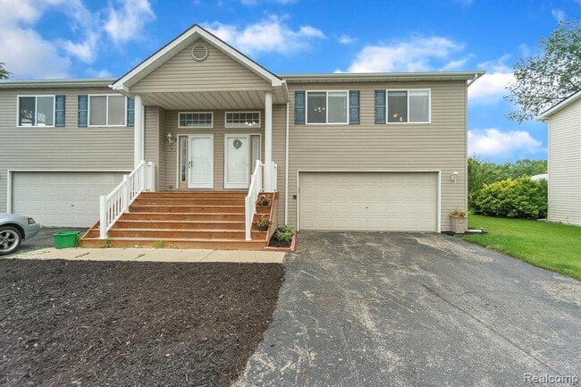 Building Photo - 1116 Lakeview Cir