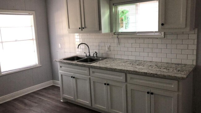 Building Photo - Gorgeous completed renovated Home in Freeport, TX. HABLAMOS ESPAÑOL!