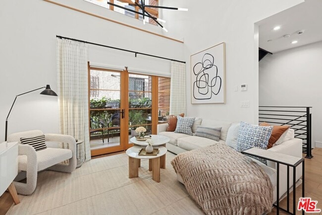 Building Photo - 1035 N Vista St