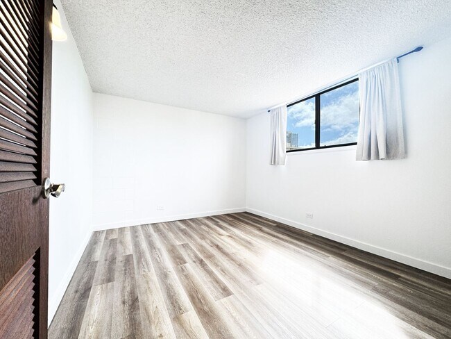 Building Photo - Waikiki Condo with One Assigned Parking Space