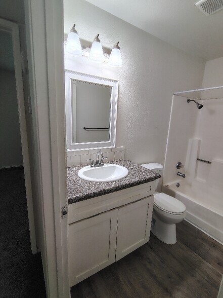 Building Photo - 2010 Larcus Ave