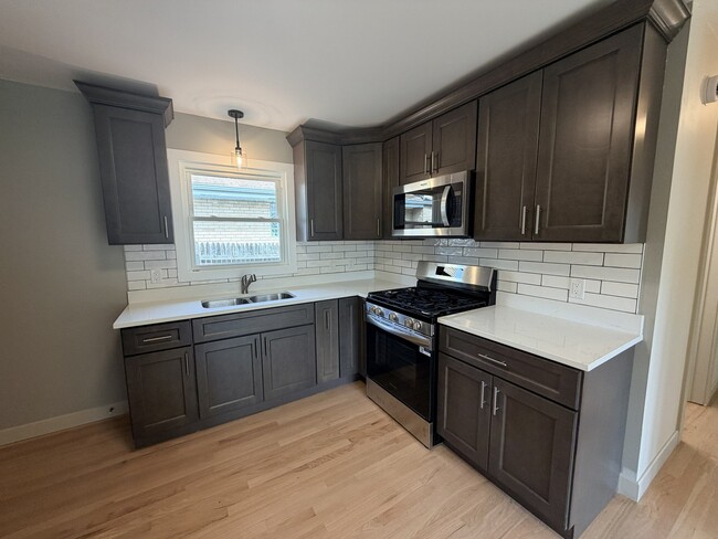 Building Photo - 624 Prairie Ave