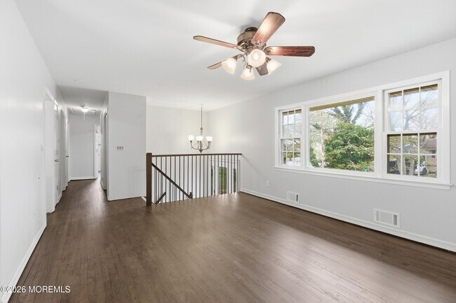 Building Photo - 536 River Dr