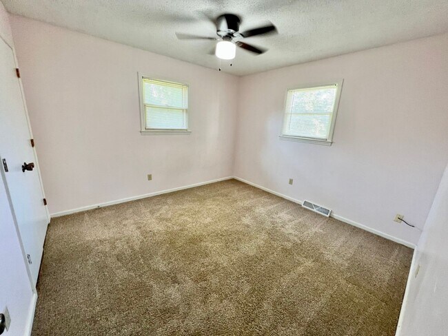 Building Photo - 4 Bedroom, 3 Bath walking distance to Amanda Arnold Elementary!
