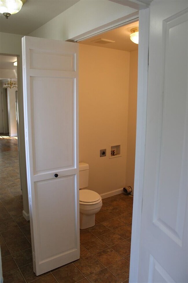 Building Photo - 3 Bedroom, 1.5 Bathroom House! Available now!