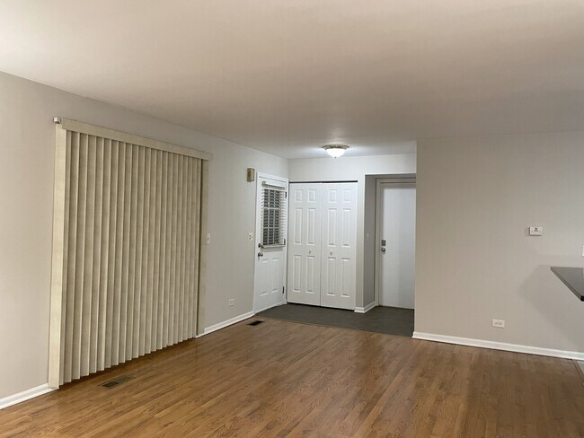 Building Photo - 243 Old Oak Ct W