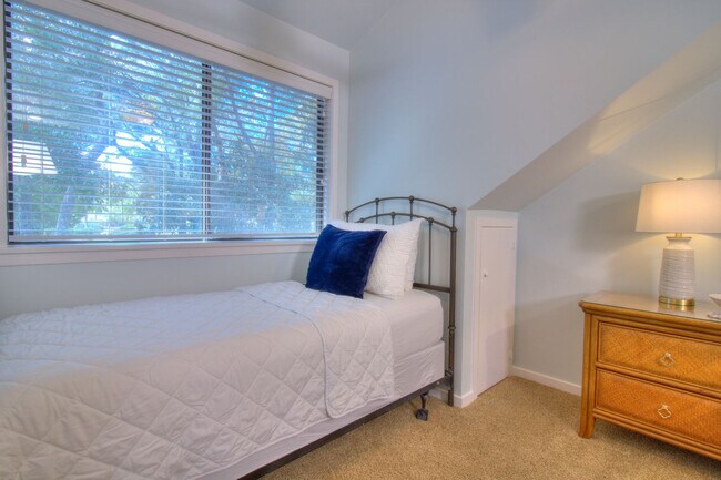 Building Photo - 301 Myrtlewood Ct