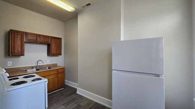 Building Photo - 2-BED SECTION 8 APPROVED