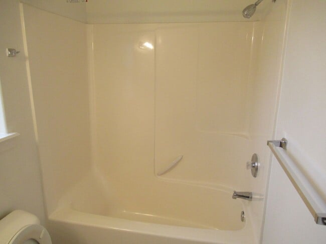 Building Photo - Large Four Bedroom in South Salem