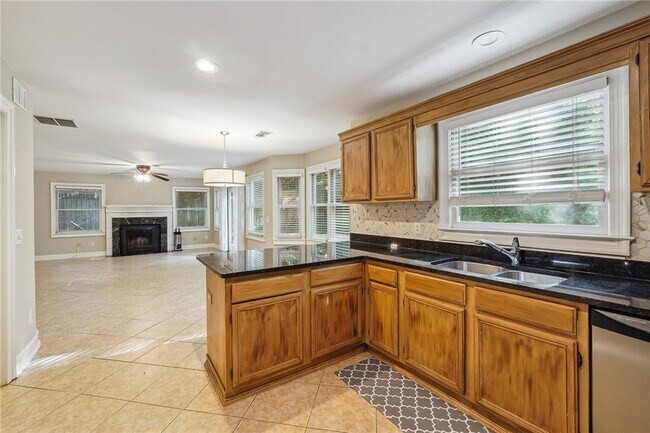 Building Photo - 515 Spring Gate Ln