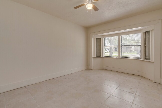 Building Photo - $1,450  3 Bedr/ 1 bath Beautiful Home in D...