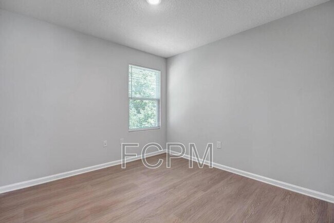 Building Photo - 5454 Amazon Ave