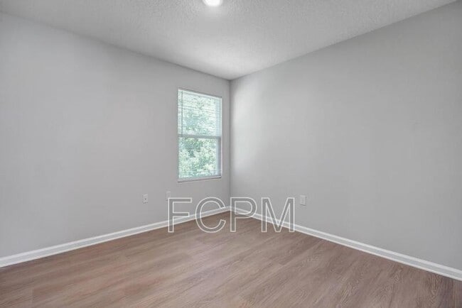 Building Photo - 5460 Amazon Ave