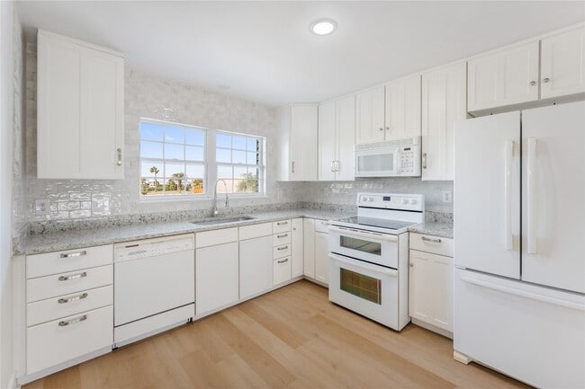 Building Photo - 5 Tiki Cir