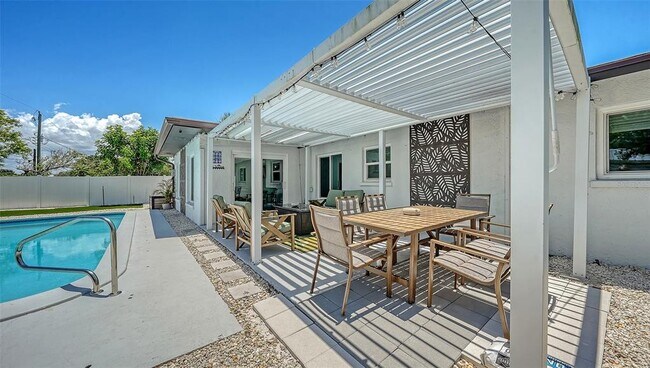 Building Photo - 1302 Mango Ave