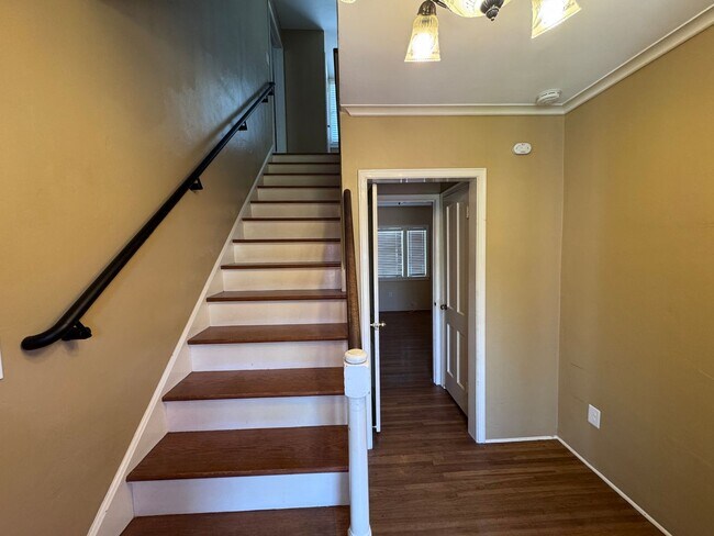 Building Photo - Beautiful 2 story 3 bedroom 2 bathroom home