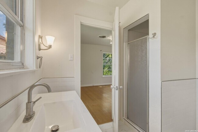 Building Photo - 207 Canyon Dr