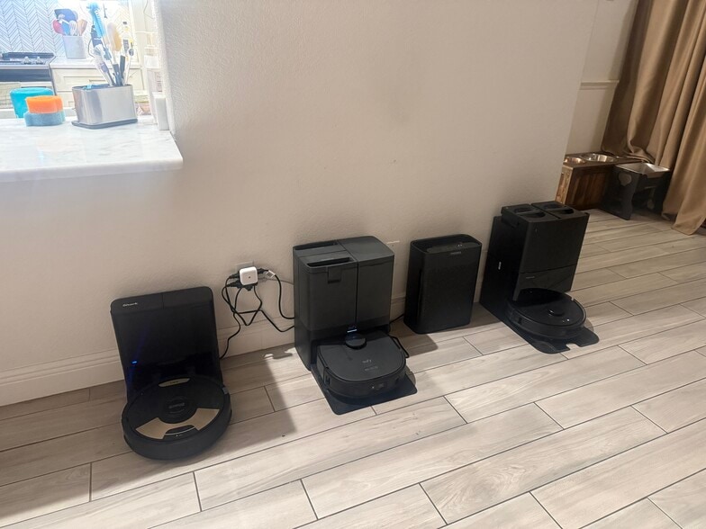Multiple Vacuum/Mop Robots and Air Purifiers - 5780 Osprey Rd