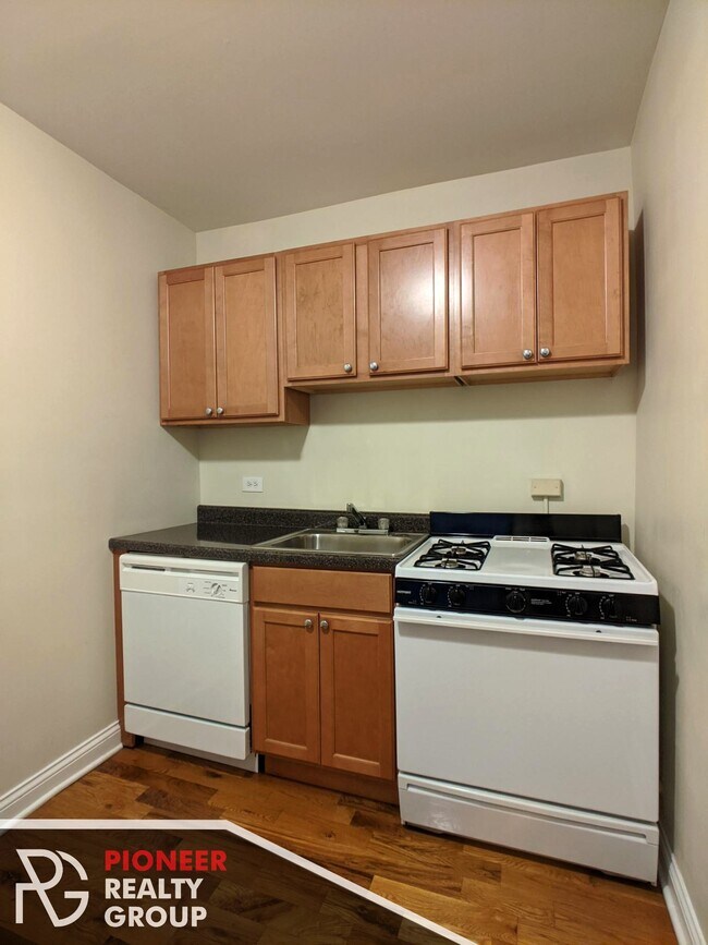 Building Photo - 1354 N Dearborn St