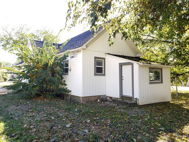 Building Photo - Spacious 2-Bedroom, 1-Bathroom Home AVAILABLE NOW!!