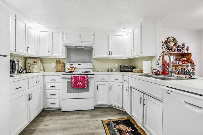 Building Photo - 307 Out Yonder