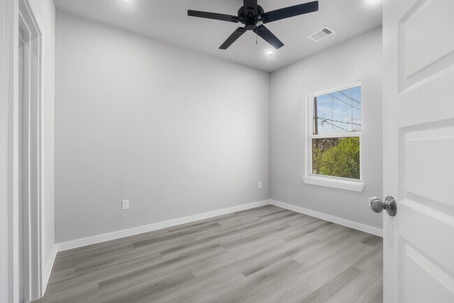Building Photo - 8153 Tate St