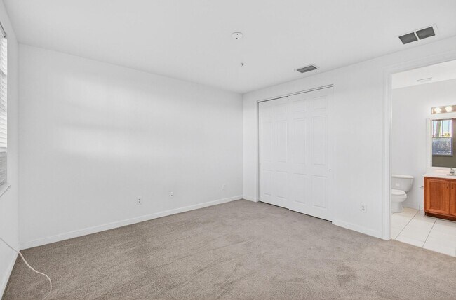 Building Photo - 4 BEDROOMS 3.5 BATHROOMS!! GATED COMMUNITY