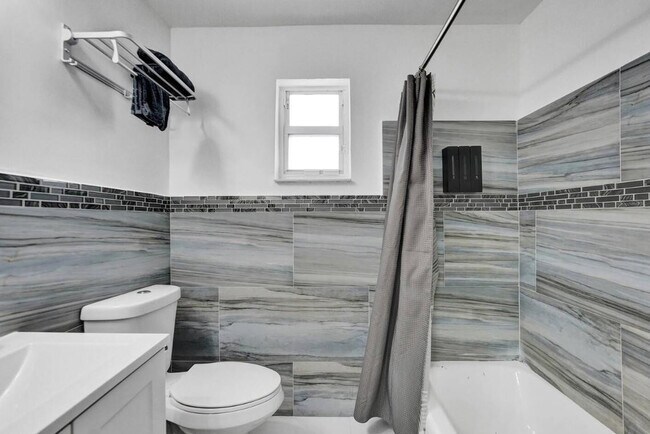 Building Photo - 2001 Washington St