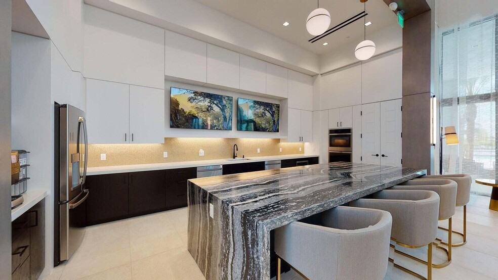 Building Photo - 16124 Key Biscayne Ln