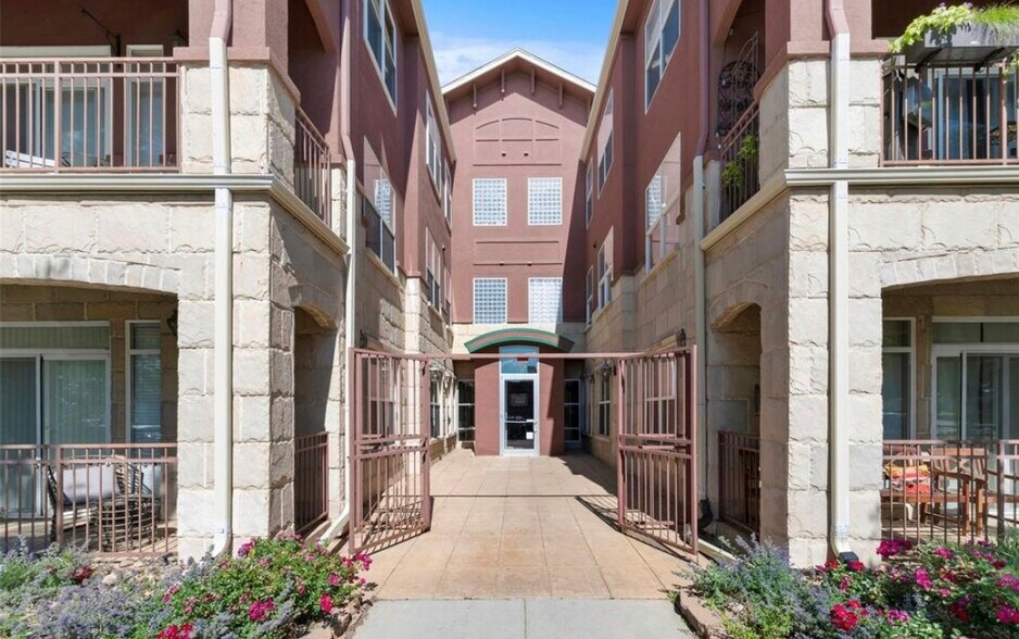Building Photo - 2100 N Humboldt St