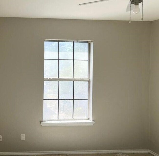 Building Photo - 2906 Flores Ave