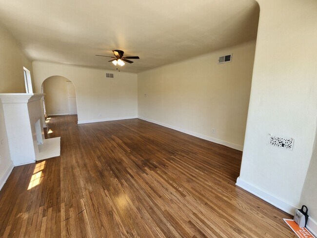 Building Photo - Charming 3 Bedroom / 2 Bathroom Home with ...