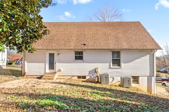 Building Photo - 1804 Palamino Dr