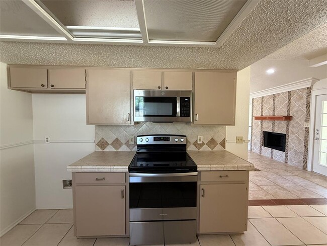 Building Photo - 8906 Pineridge Dr