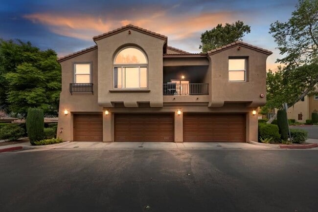 Building Photo - Beautiful 3 bedroom townhouse available fo...