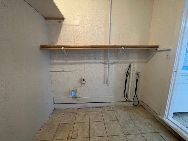 Building Photo - Lovely 3 Bedroom 1 Bathroom Home with a Fenced Backyard!