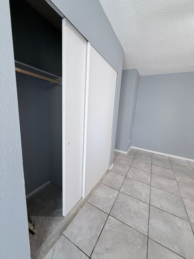 Building Photo - 3 bedrooms, 2 bathrooms Townhouse