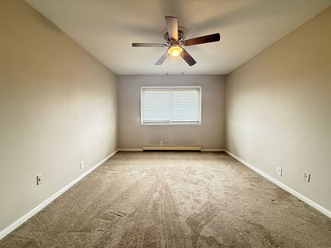 Building Photo - Remodeled 1 Bedroom Apartment!!! Walk to t...