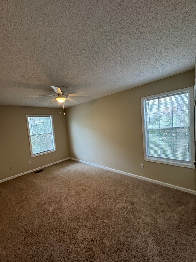 Building Photo - 127 Pineridge Dr
