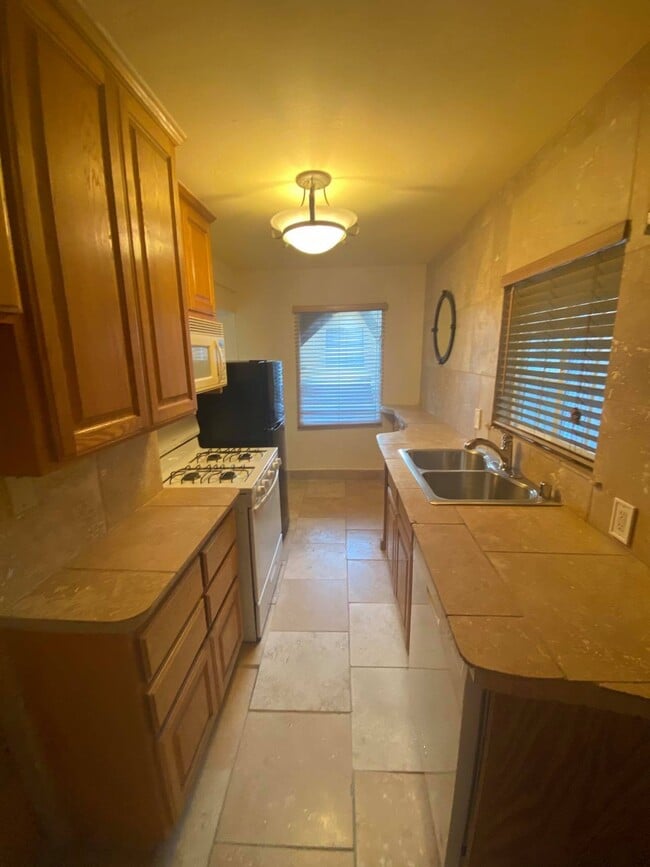 Building Photo - 2409 Manhattan Ave