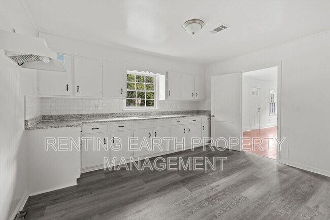 Building Photo - 2537 3rd St NE