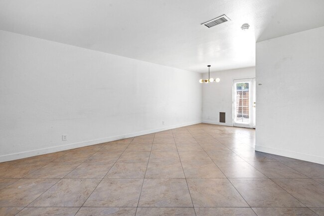 Building Photo - SPACIOUS 3BEDROOM TOWNHOUSE IN 89103